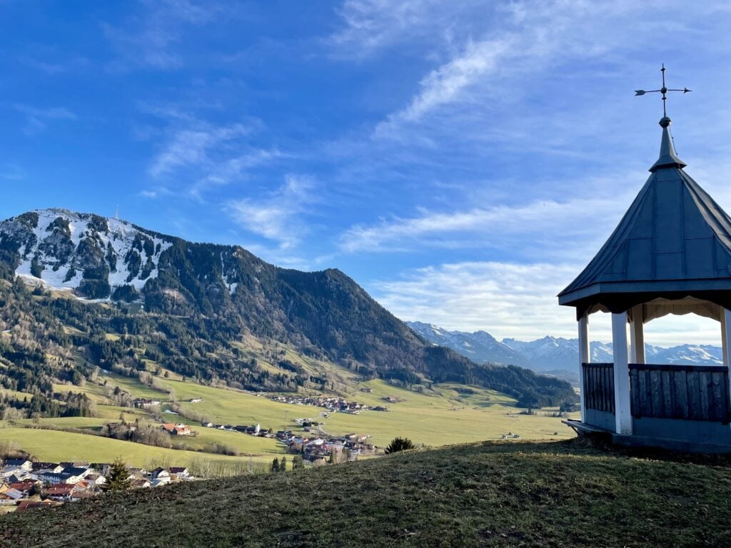 Aussichtspunkt mit Blick auf die Allgäuer Alpen in Rettenberg