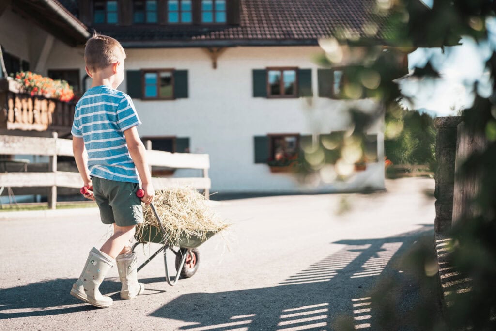 Kind mit Schubkarre