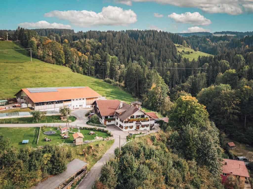 Luftaufnahme vom Bergbauern im Allgäu