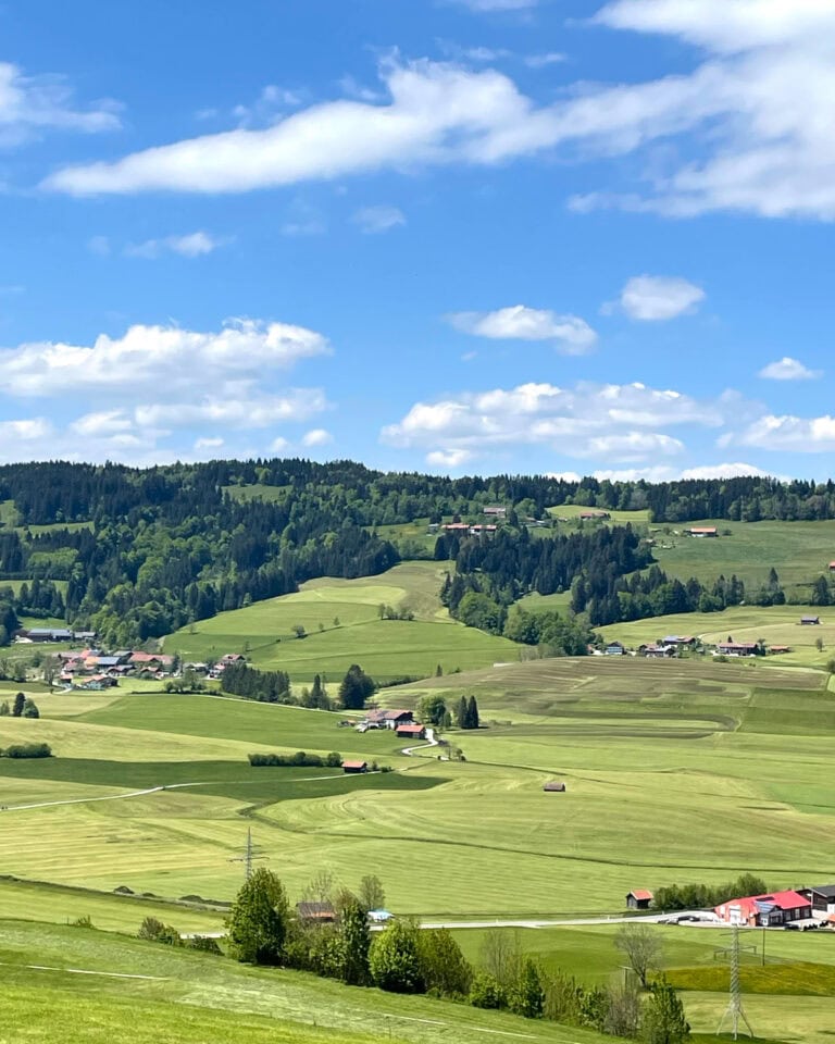 Idyllische und sommerliche Landschaft im hügeligen Allgäu.